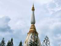 พระมหาเจดีย์ศรีชัยมงคล ผาน้ำย้อย