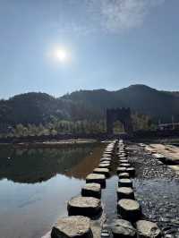 🌋🌿🚶‍♂️《大自然的魅力：浙江嵊州玄武岩之旅》 🏞️🎶