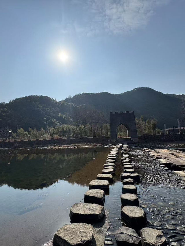 🌋🌿🚶‍♂️《大自然的魅力：浙江嵊州玄武岩之旅》 🏞️🎶