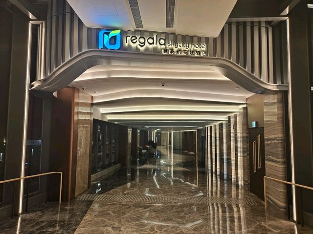 機場新酒店大堂酒廊的休閒晚餐