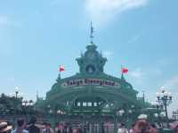Tokyo Disneyland vs Disneysea 