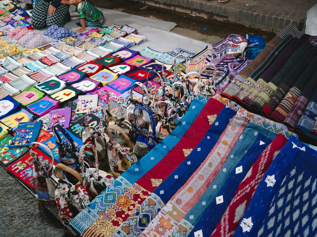 เดินเที่ยวตลาดมืดหลวงพระบาง สปป.ลาว 