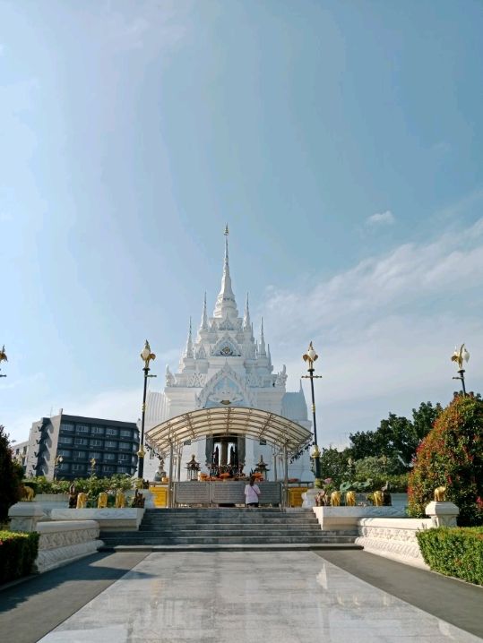 ขอพรที่ศาลหลักเมืองสุราษฎร์ธานี