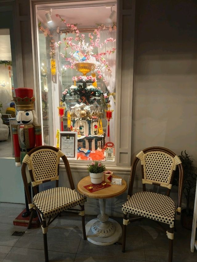 A Fairytale Café for a Solo Retreat