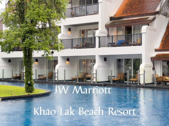 รีสอร์ตหรูระดับ 5 ดาว ริมหาดเขาหลัก 