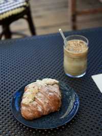 在北斯特拉布魯克島的海邊：The Blue Room Cafe的美味享受 🌊☕️