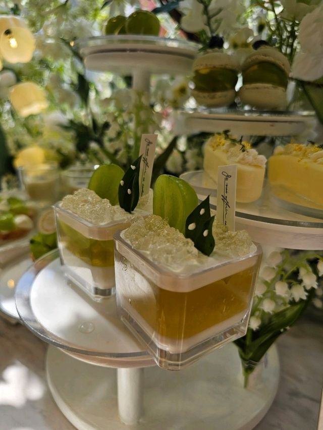 カフェがお花に包まれる空間
