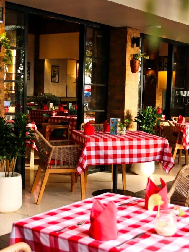 觀賞庫塔海灘夕陽的最佳餐廳Rosso Vivo Dine & Lounge