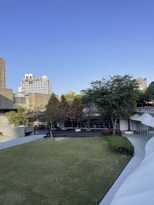 A Stroll Outside the National Taiwan Museum of Fine Arts