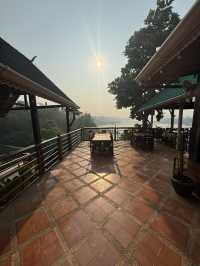 รีสอรท์ในสังขละบุรี ต้อนรับน้องแมว 