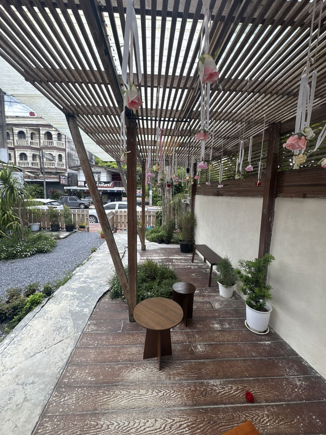 ชิลเบาๆ ในเมืองคอน @225 Old Town คาเฟ่น่านั่ง