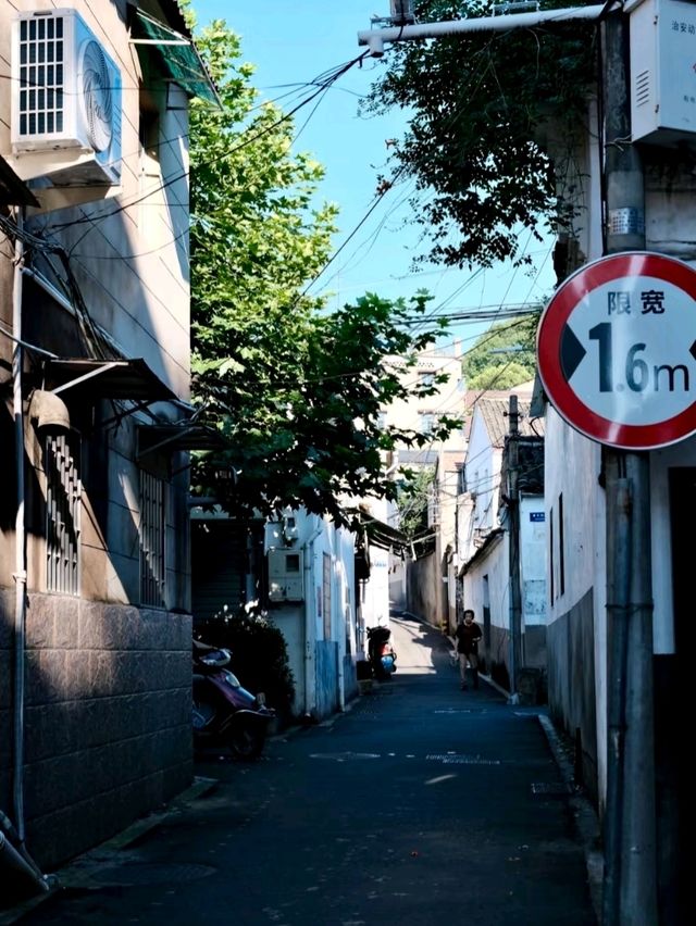 Filial Piety Archway: A Glimpse into Old Street Life