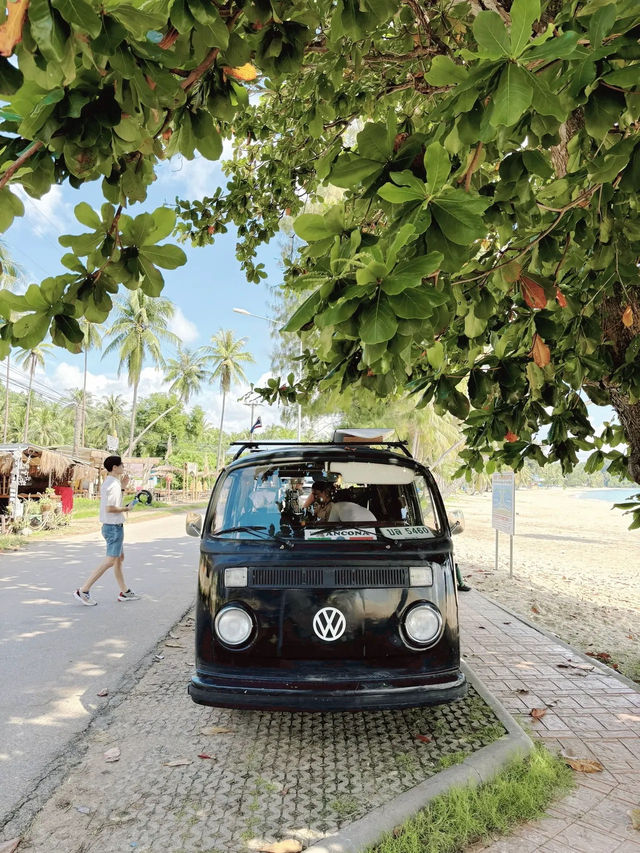 Volk coffee คาเฟ่ในรถตู้คันเก่า ที่ชุมพร