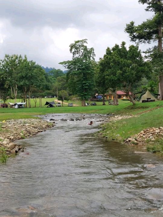 ลานกลางเต็นท์ที่ อุทยานแห่งชาติเขาสิบห้าชั้น