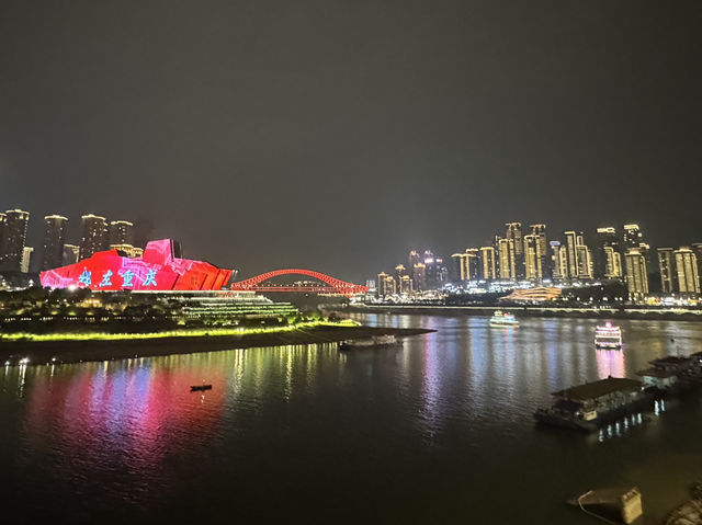 夜幕下的夢幻洪崖洞：重慶的璀璨風情之旅