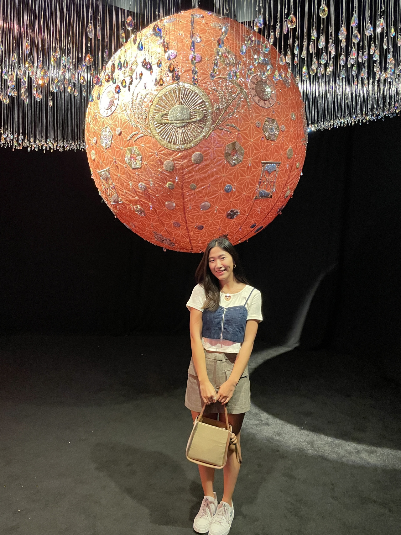 Rarely during my return to Hong Kong encountered a super interested art exhibition, with a friend in Hong Kong Island, together to visit the Artistree in Pacific Place! The photos are beautiful, but you can see the exquisiteness of the artwork with your own eyes. Each has its own theme and characteristics, such as one of the earth, and my personal favorite is the blue with a mermaid pattern and the highest nose crystal pendant surrounding the lights of the "planet" 🪐 Looking forward to the next exhibition!

#globaltravel #HongKong 