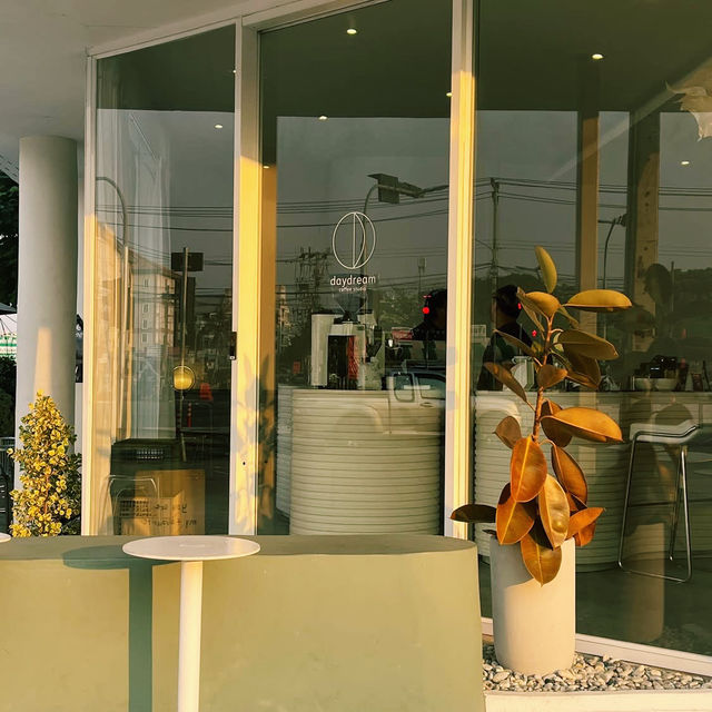 Daydream Coffee Studio คาเฟ่สไตล์มินิมอล
