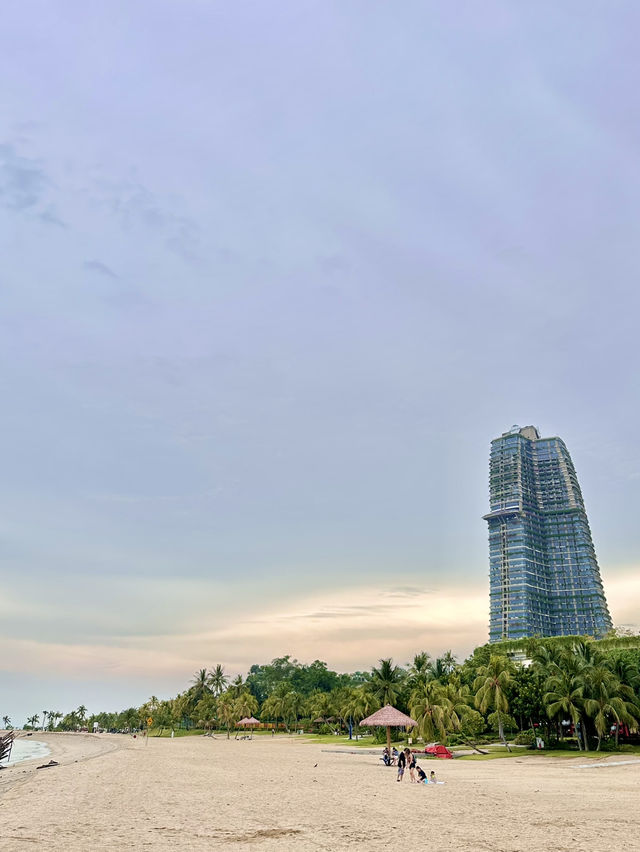 Golden Hour at Forest City—An Evening Walk Between Sea and Skyline 