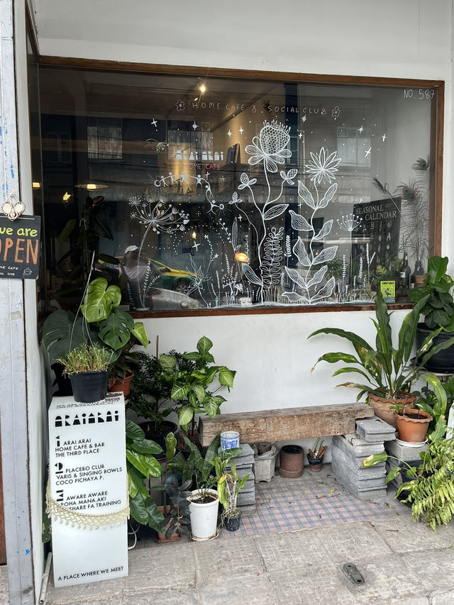  Arai Arai พบปะเพื่อนใหม่ และจิบกาแฟบรรยากาศอบอุ่น