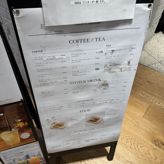 健康的なスムージーなどがいただけるカフェ