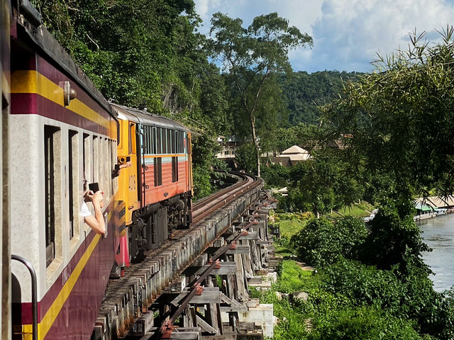 สัมผัสประวัติศาสตร์บนรางรถไฟเหนือน้ำแคว