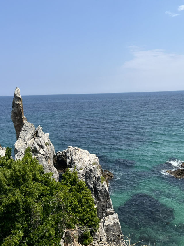 추암 해변 바위들과 바다