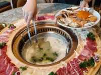 穿越老香江的味蕾之旅：《香江花月》海陸盛宴 🕰️🍽️踏入荃灣廣場的《香江花月》，瞬間被濃厚的懷舊氣息包圍，以懷舊衣車為靈感的裝潢，搭配復古縫紉機擺設，完美重現50年代香江風華 ✂️🏮。