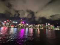  **🌃 香港必打卡！洋紫荊維港遊「幻彩詠香江」海上自助晚餐 🍽️✨**  