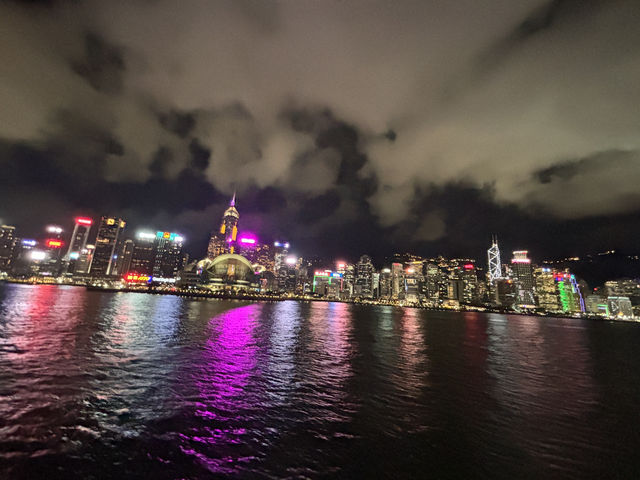  **🌃 香港必打卡！洋紫荊維港遊「幻彩詠香江」海上自助晚餐 🍽️✨**  