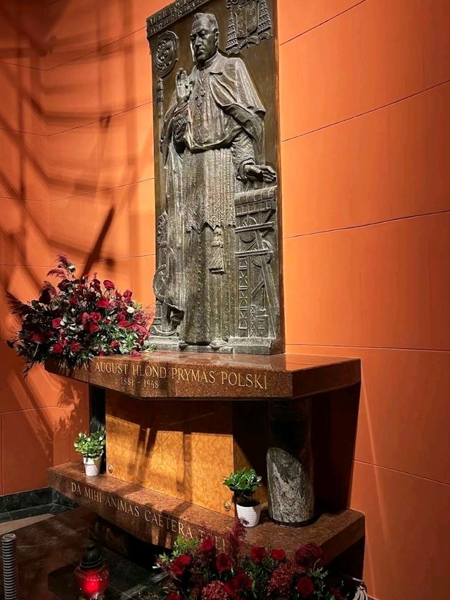 華沙老城有座歷史與現代建築交織的教堂