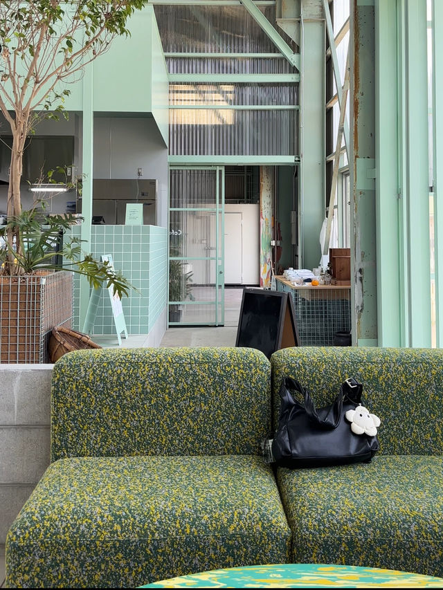 A Cafe Teshima คาเฟ่สไตล์โรงงานบนเกาะเทชิมะ