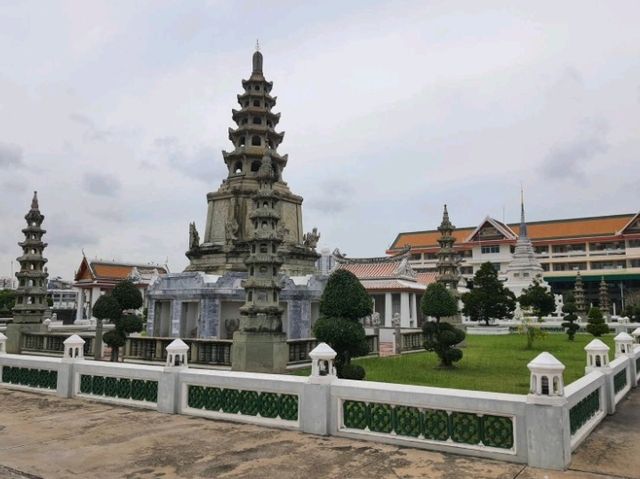 ไหว้พระ ขอพร ณ วัดกัลยาณมิตร วรมหาวิหาร
