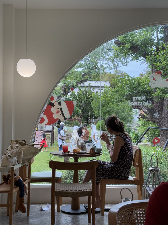 Botany Cafe - คาเฟ่สีขาวกลางสวน จิบกาแฟในวันสบายๆ