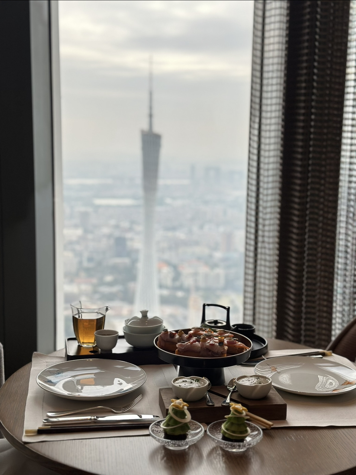 Menginap di hotel di Guangzhou ini benar-benar memberi saya pengalaman yang tak terlupakan, terutama pemandangan indah yang tak tertandingi dan fasilitas mewah di dalam kamar. Entah itu menikmati pemandangan kota di malam hari sambil berendam, atau duduk di dekat jendela sambil menyeruput secangkir teh, membuat orang ingin menginap setiap hari!

Pemandangannya sungguh memukau, sejauh mata memandang!!!
• Lantai atas hotel dengan pemandangan kota yang tak tertandingi, di pagi hari Anda dapat melihat matahari bersinar di seluruh Guangzhou, di malam hari menyaksikan lampu-lampu Menara Guangzhou, sungguh kenikmatan yang fantastis!
• Jendela besar di kamar menjadi spot foto yang indah setiap saat, mengambil foto tanpa filter sama sekali.
• Duduk di dalam kamar terasa begitu santai~~

Fasilitas mewah dan nyaman!!
• Hotel ini memiliki kolam renang tanpa batas dengan pemandangan terbuka dan pemandangan kota dari kolam renang.
• Pusat kebugaran, area spa, dan restoran di lantai atas didekorasi penuh gaya dengan nuansa kehidupan urban yang santai. • Nikmati segelas anggur di Sky Bar di malam hari, sambil menikmati pemandangan lautan cahaya dan angin sepoi-sepoi yang menyegarkan.

Makanan dan pengalamannya sama-sama berkualitas tinggi.
• Dengan beragam pilihan bersantap, set teh di Butterfly Room direkomendasikan, dengan pemandangan indah yang memanjakan lidah dan mata.
• Pilihan sarapan sangat beragam, dan beberapa kamar memiliki kedai teh terpisah, sehingga Anda dapat bersantai sejenak untuk memulai hari.

Sekilas tentang pengalaman pribadi.
The Wood Hotel di Guangzhou benar-benar berstandar bintang lima, dengan desain yang stylish dan elegan serta pemandangan yang menakjubkan. Baik Anda ingin mengambil foto yang indah, menikmati malam kota, atau menikmati hidup dalam suasana yang tenang dan sejuk, tempat ini pasti akan memuaskan Anda. Saya sudah ingin kembali dan merasakannya lagi, lain kali jangan lupa untuk memesan kamar di lantai yang tinggi, foto dan videonya luar biasa!

Jika Anda ingin merasakan kenikmatan bergengsi "seribu mil dalam sekejap", hotel ini tidak boleh dilewatkan!

#RekomendasiHotelGuangzhou #PemandanganIndah yangTakTertandingi #WajibTinggaluntukFotografiPerjalanan