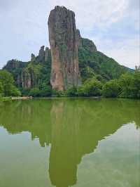 縉云仙都裡高聳云端的鼎湖峰