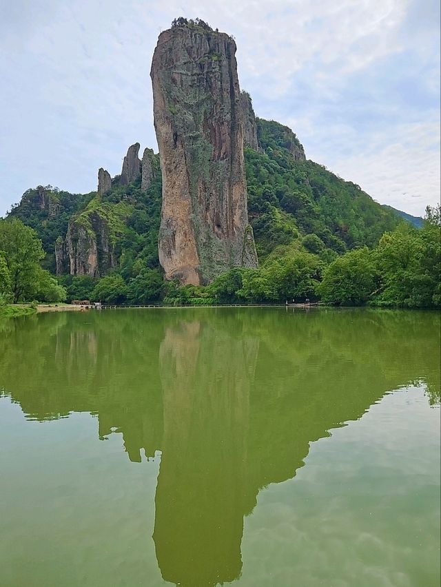 縉云仙都裡高聳云端的鼎湖峰