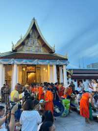 ตักบาตรรับอรุณ ณ วัดพระใหญ่ เมืองสองแคว 🙏