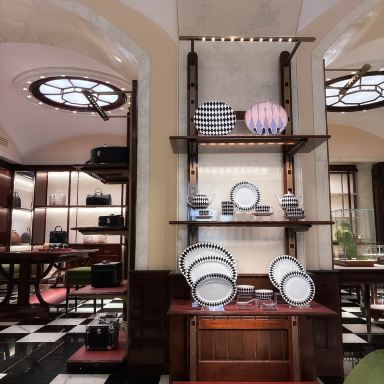 PRADA本店Galleria 1913 | Trip.com ミラノ