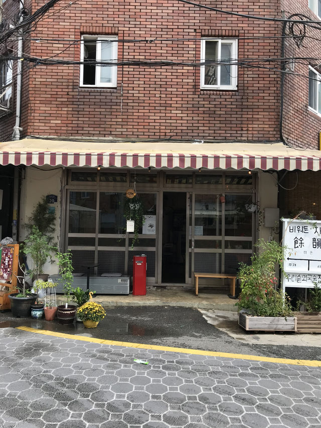 레트로 감성 최고인 부산 전포 카페 사,여백,찻잔