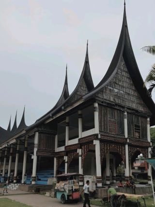 伊瑪目邦佐廣場：巴東的綠色心臟