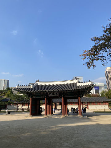 พระราชวังด็อกซูกุง (Deoksugung Palace / 덕수궁) พระราชวังด็อกซูกุง (Deoksugung Palace / 덕수궁)