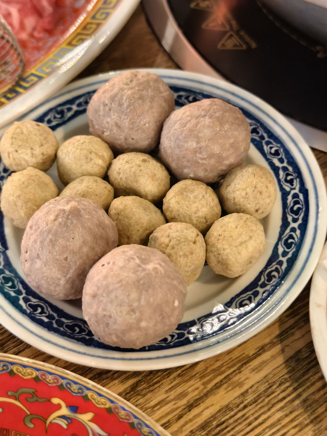 七十年代風裝修火鍋店，抵食二人套餐