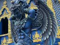 💙【清萊最夢幻藍色系】藍廟 Wat Rong Suea Ten —— 像走進一幅藍色的夢