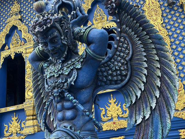 💙【清萊最夢幻藍色系】藍廟 Wat Rong Suea Ten —— 像走進一幅藍色的夢 💙【清萊最夢幻藍色系】藍廟 Wat Rong Suea Ten —— 像走進一幅藍色的夢