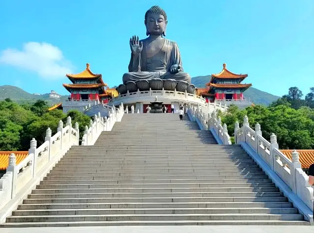 雲端之上：構圖展現天壇大佛的雄偉壯麗