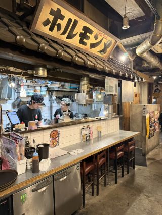 Step Back in Time for the Ultimate Smoky Vibe! Must-Try "Showa Taishu Horumon" in Dotonbori, Osaka.
