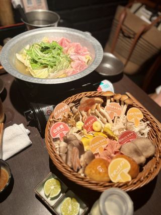 [โอซาก้า ชินไซบาชิ] ร้านอาหารลับที่อบอวลไปด้วยความอบอุ่นจากไม้ เสิร์ฟอาหารย่างบนฟาง และหม้อไฟเห็ดสุดอลังการ: "ยามาโกยะ อิซากายะ สุมิกะ"