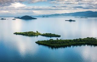 🇷🇼 Travel to Rwanda, the land of mountains and gorillas.