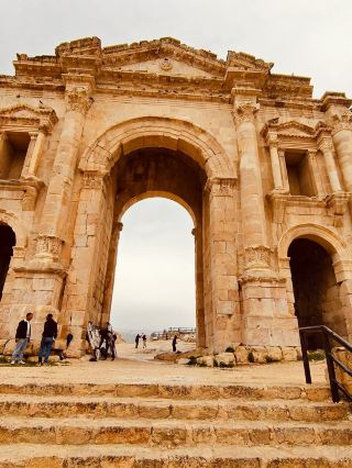 傑拉什古城遺址 🏛️🇯🇴

走進約旦的古羅馬城市,彷彿穿越回了幾千年前。

傑拉什古城是讓人感覺彷彿置身千年之前的地方之一,這座古城至今仍保留著羅馬文明的痕跡,與約旦的自然風光交相輝映。

進入古城,首先映入眼簾的是廣闊的古城遺址,遍布巨石、古老的街道和散落在山坡上的遺跡。這裡不只是一處古蹟,而是一座完整的古城,隨著你的探索,它會逐漸展現出新的視野。

我最喜歡的觀景點是站在巨石之間,眺望橢圓形廣場和遠處的城市天際線。古城遺址一直延伸到山巒,現代城市與之交相輝映,清晰地展現了兩個時代的對比。

傑拉什古城還擁有林立著柱廊的古老街道、神殿、劇院和大型公共空間。這裡更適合悠閒漫步,而非匆匆趕路,因為周圍的石頭和建築細節幾乎每個角度都在講述一段故事。

對我而言,傑拉什的魅力不僅在於遺址的宏偉,更在於我站在那裡時的那種奇特感受──一座數千年前曾熙熙攘攘、人口稠密的城市。如今,只剩下石柱和廣闊的開放空間供我們漫步。

📍 約旦傑拉什古城

🏛️ 一座規模宏大的古城,非常適合悠閒漫步。

📸 原創照片,本人拍攝。

#傑拉什 #約旦 #古城 #羅馬遺址 #業餘旅行者