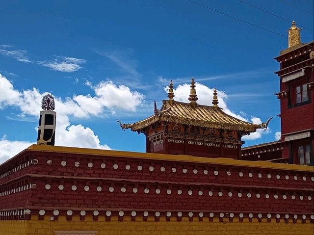 Super beautiful and impressive temple - totally worth a visit!